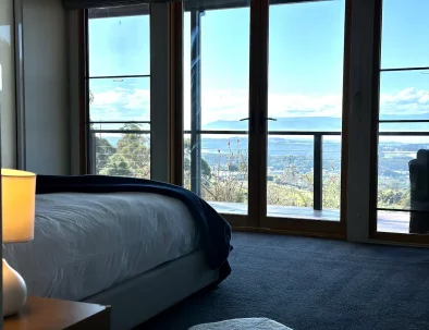 (Bedroom 2)1 Queen Bed